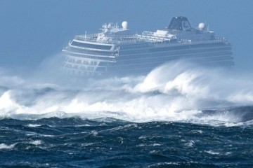 Лайнер Viking Sky відбуксирували до норвезького порту