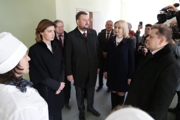 Марина Порошенко оглянула нову сільську амбулаторію на Луганщині