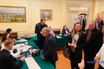 Voting in Ukraine’s presidential elections kicks off in United States. Photos