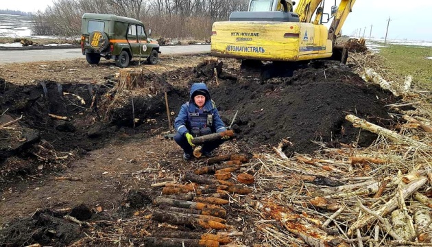 На Донеччині при дорозі знайшли майже 30 снарядів