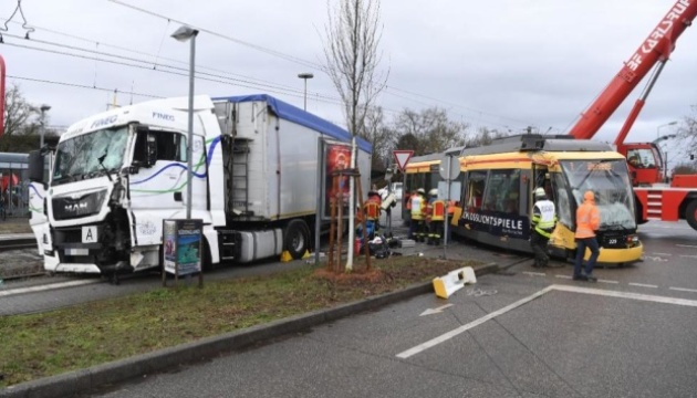 У Німеччині вантажівка зіткнулася з трамваєм, 19 постраждалих