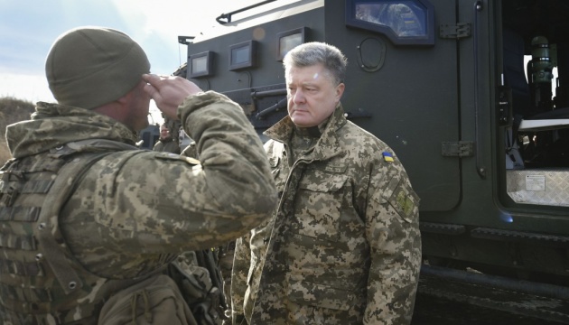 Tag der Freiwilligen: Poroschenko besucht die Front