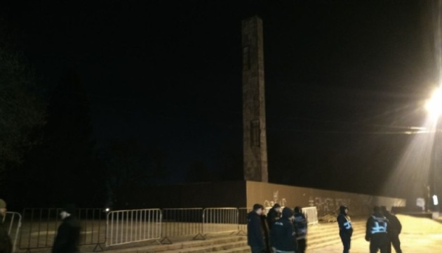 У Львові знесли 30-метровий пілон Монумента бойової слави радянської армії