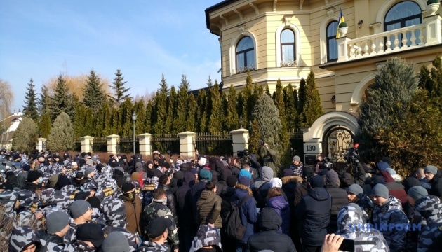 Сотні активістів пікетували будинок Ігоря Гладковського у Козині