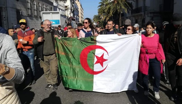 Алжирська опозиція бойкотуватиме обрання тимчасового президента