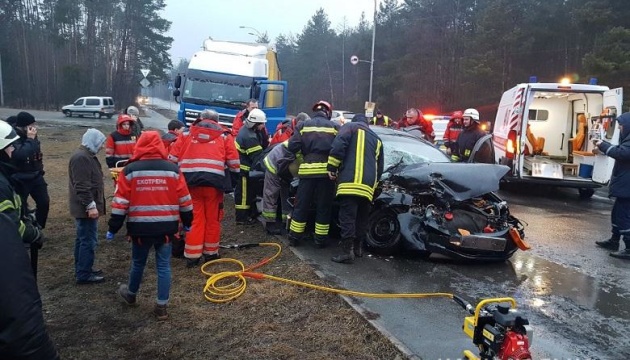 У Києві авто врізалося у вантажівку, п'ятеро постраждалих