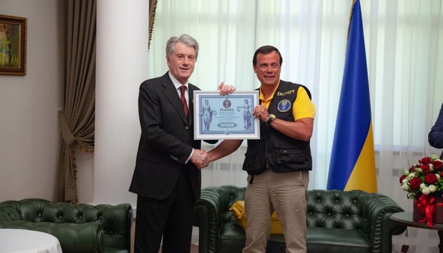 Віктор Ющенко встановив світовий рекорд зі своєю колекцією українських рушників