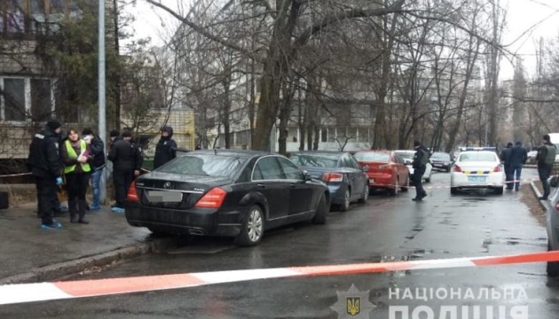 У Києві чоловіку в “Мерседесі” прострелили голову