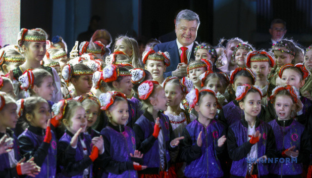 Poroshenko My Dolzhny Sdelat Vse Chtoby Nashi Deti Ne Vyezzhaya Iz Ukrainy Zhili V Es