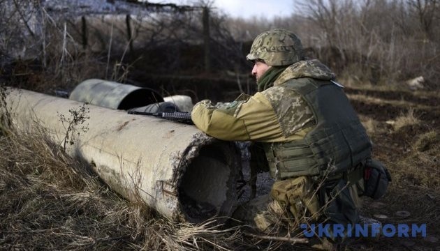 Ukrainian troops come under 122mm artillery fire in Donbas
