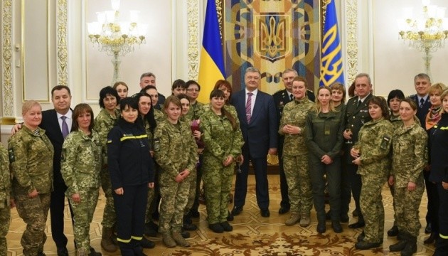 President presents awards to Ukrainian women soldiers