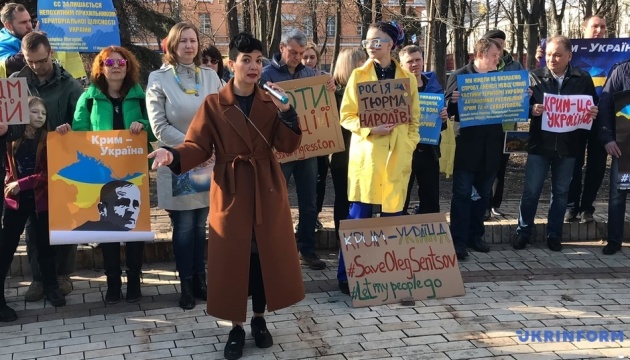 У столичному парку Шевченка провели акцію солідарності з кримчанами