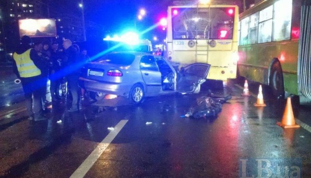 У Києві автомобіль врізався в тролейбус, є загиблий