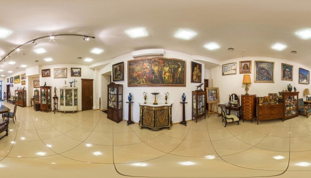 Унікальні видання презентують на передаукціонній виставці у Києві