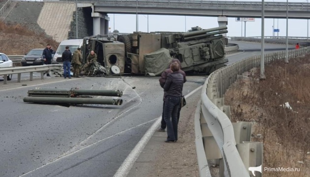 В Росії перекинулася вантажівка, що везла ракетний комплекс В Росії перекинулася вантажівка, що везла ракетний комплекс