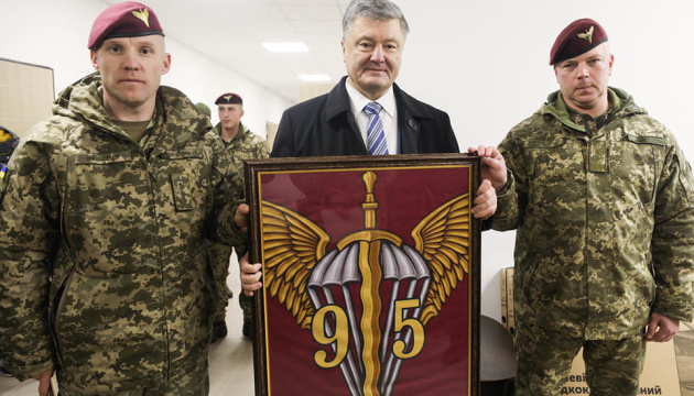 Poroshenko meets with paratroopers of 95th Air Assault Brigade
