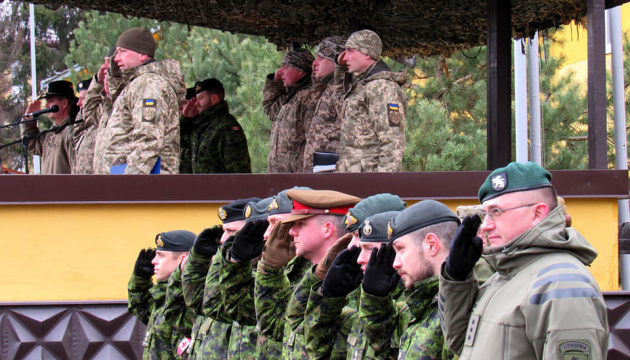 Инструкторы семи стран НАТО будут тренировать украинских военных 