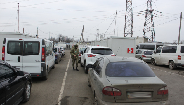 У пунктах пропуску на Донбасі в чергах застрягли 235 авто