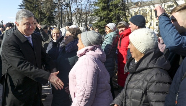 Порошенко в Чернігові пройшов крізь натовп пікетувальників попри рекомендації охоронців Порошенко в Чернігові пройшов крізь натовп пікетувальників попри рекомендації охоронців