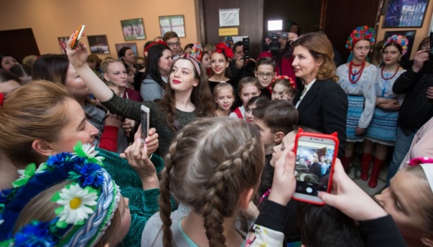 У Запоріжжі Марина Порошенко разом зі студентами посадила трояндову алею