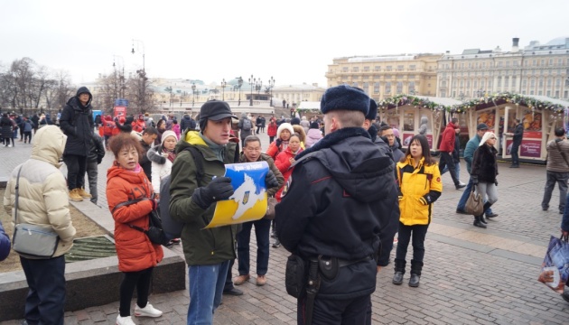 У центрі Москви активіст вийшов на пікет із плакатом “Крим – це Україна”