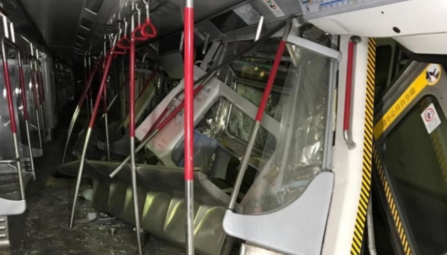 У метро Гонконгу зіткнулися два потяги