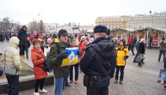 Au centre de Moscou, un activiste s’est affiché avec une pancarte « La Crimée c’est l'Ukraine » 
