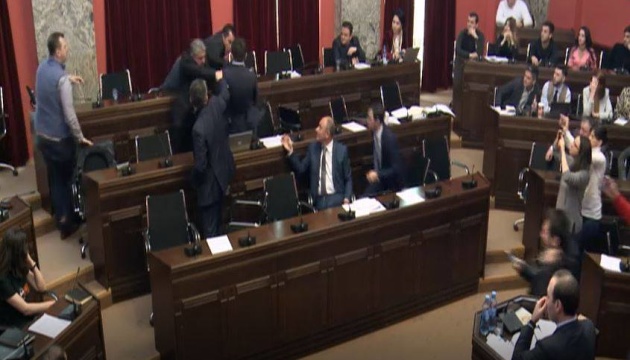 У парламенті Грузії побилися депутати У парламенті Грузії побилися депутати