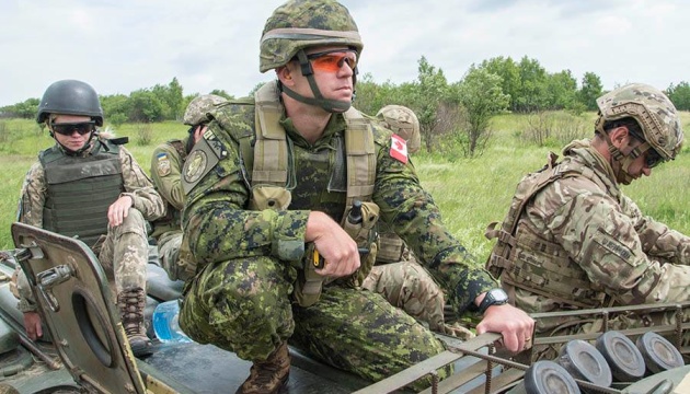 Порошенко подякував Канаді за продовження військової місії UNIFIER