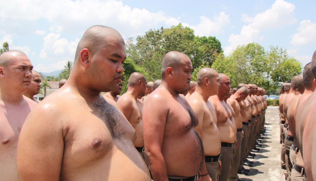 У Таїланді поліцейських відправили до спортивного табору, аби вони схудли