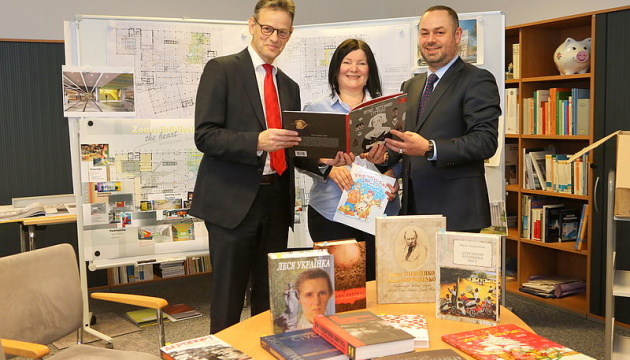 Бібліотеці в Дюссельдорфі подарували 100 українських книг