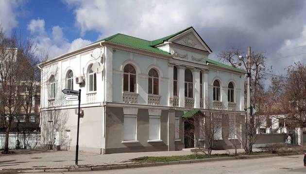 Кримські окупанти замазали штукатуркою історичну будівлю, де був офіс Меджлісу