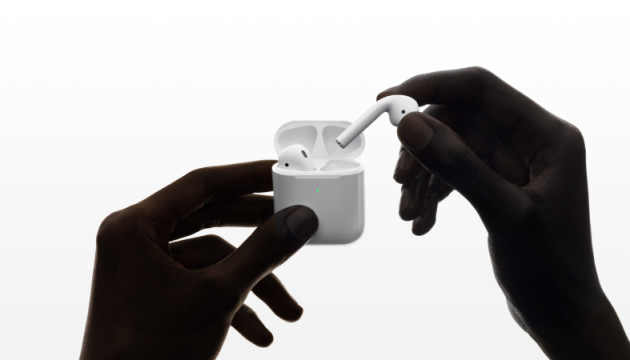 Apple випустила нові навушники AirPods, які працюють із Siri