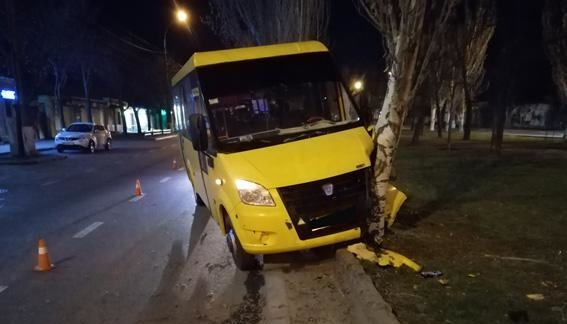 У Миколаєві маршрутка врізалася в дерево: постраждали четверо пасажирів