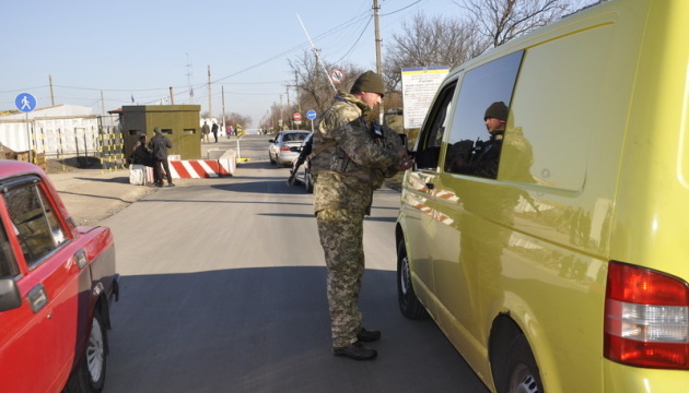 У пунктах пропуску на Донбасі застрягли 300 авто