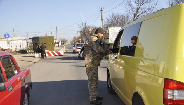 На Донбас прибули 9 вантажівок з гумдопомогою від Червоного Хреста
