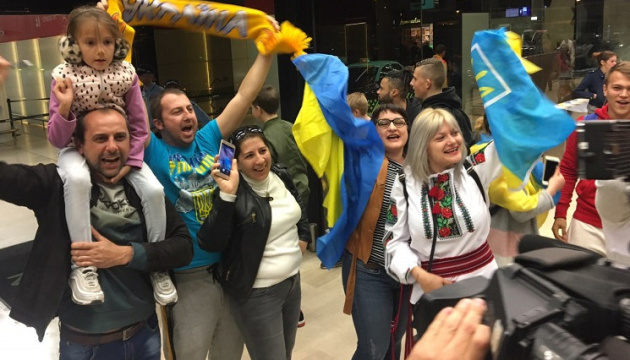 Збірну України з футболу зустріли в Лісабоні у вишиванках