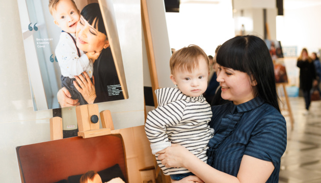 У Вінниці відкрилась виставка портретів мам та їх «сонячних» діток