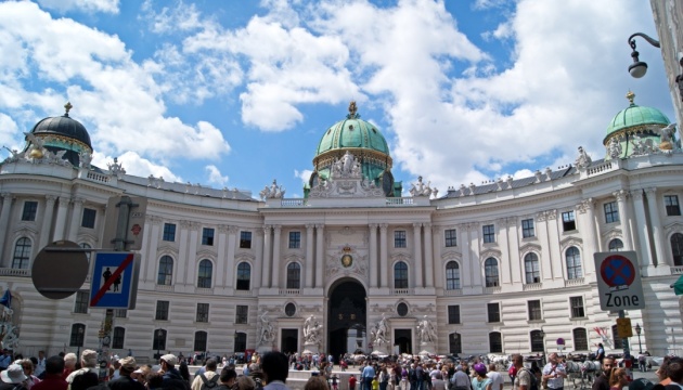 В Австрії скасовують комендантську годину і послаблюють масковий режим