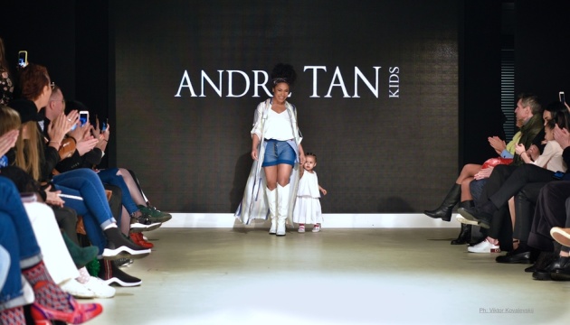 Показ дитячого одягу від Андре Тана відкрила Гайтана з донькою