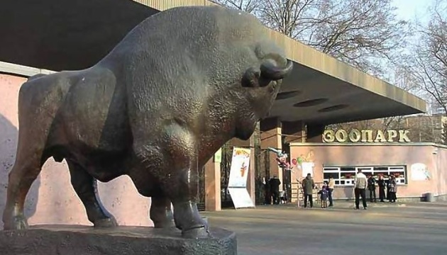 Київський зоопарк “переселить” скульптури біля входу, які намагалися розпиляти на брухт