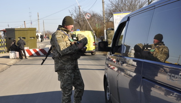 У пунктах пропуску на Донбасі застрягли 225 авто