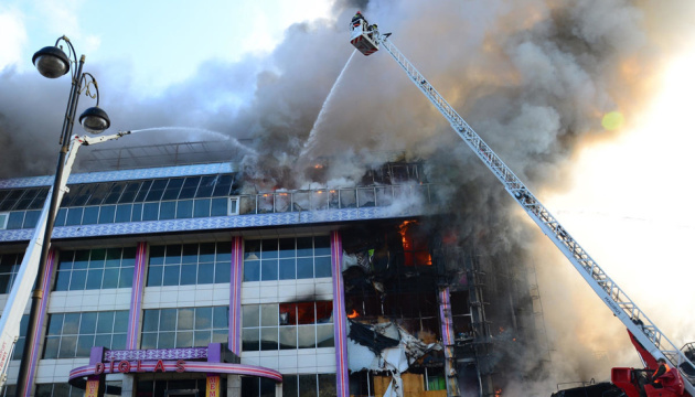 У Баку загорівся торговельний центр, постраждав рятувальник