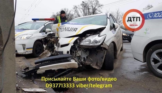 У Києві автомобіль патрульних врізався в стовп, двоє постраждалих