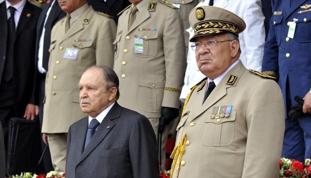 Глава алжирської армії закликає визнати 82-річного президента недієздатним