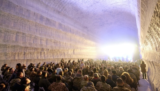 Dans le Donbass, des militaires ont assisté à un festival de jazz dans une mine de sel