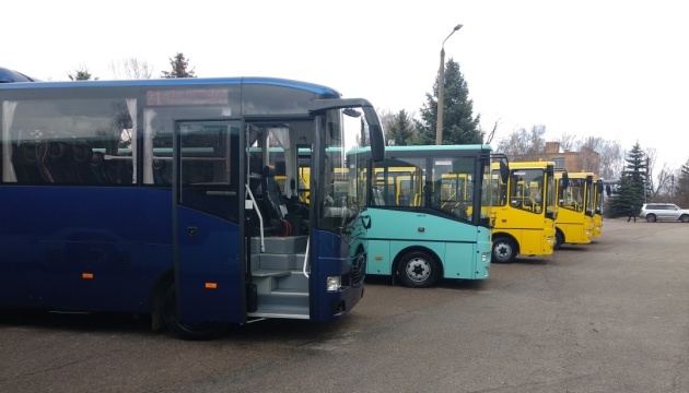 Чернігівський завод випустив автобус із сонячною батареєю на даху