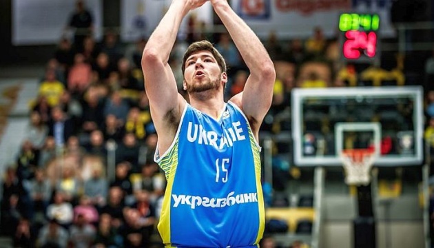 Капітан збірної України з баскетболу проводить конкурс серед уболівальників