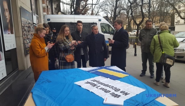 #LiberateCrimea: Варшава зустріла кримськотатарський прапор та прапор ВМС України