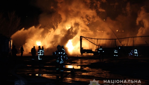 Пожежа у Кропивницькому: четверо людей постраждали, згоріло 18 авто
